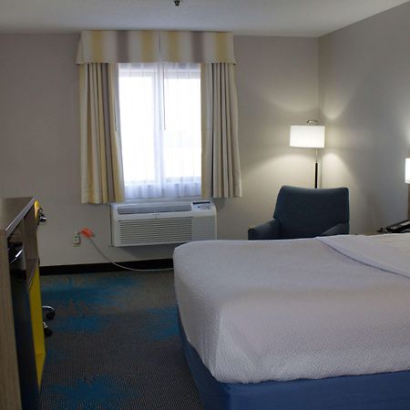 Days Inn By Wyndham Колби Экстерьер фото