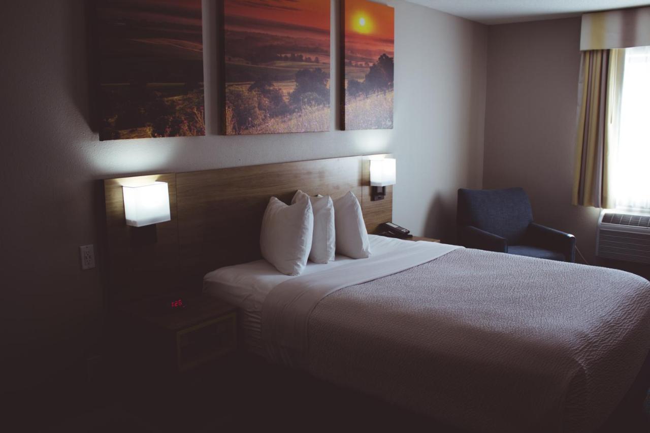 Days Inn By Wyndham Колби Экстерьер фото