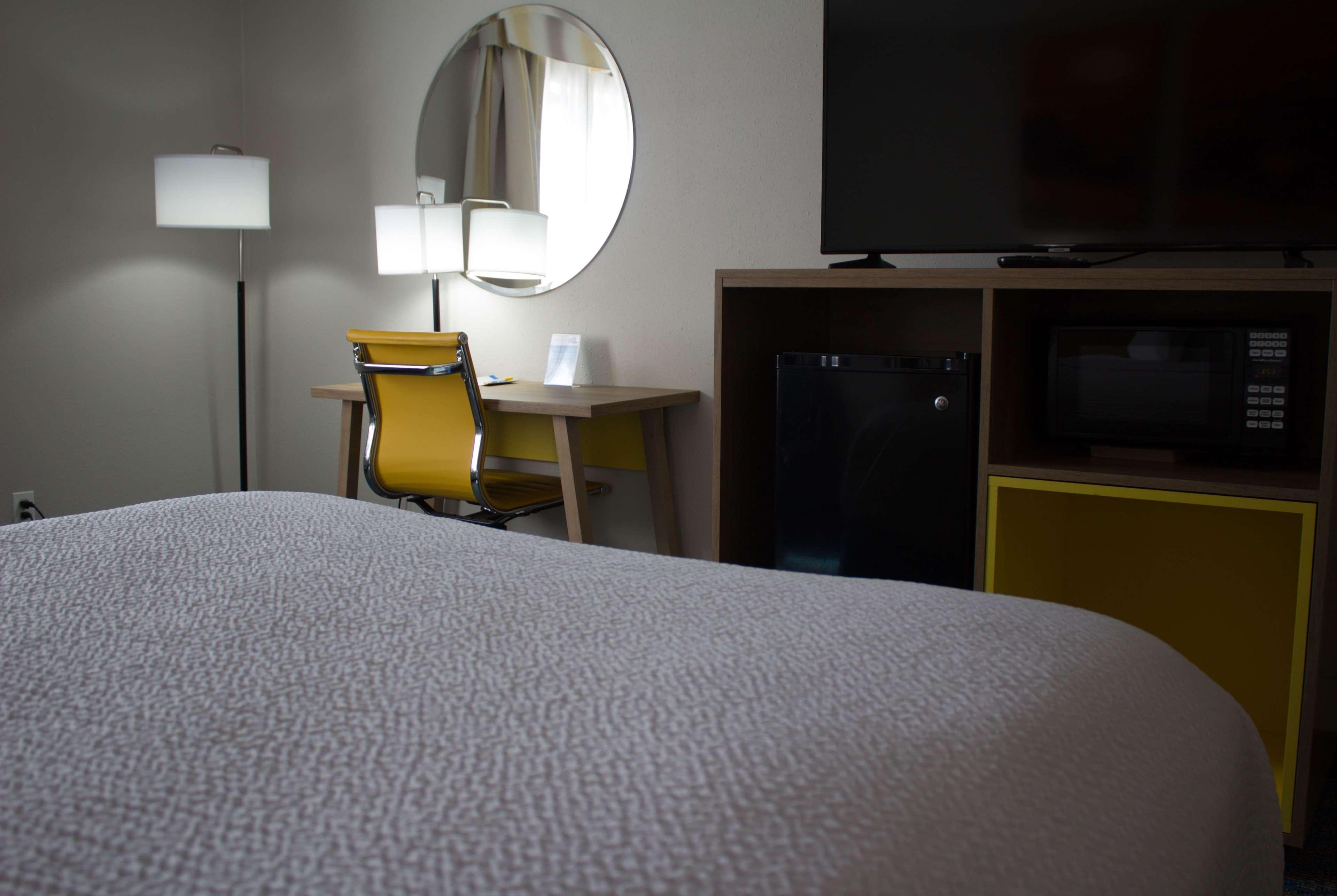Days Inn By Wyndham Колби Экстерьер фото